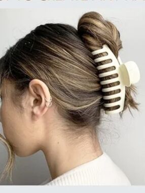 3 FOR $15  💕 Strong Hold Claw Clip Fashionable Hair Accessories